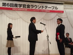 株式会社フォルテ葛西社長が三村青森県知事から表彰状を受け取る